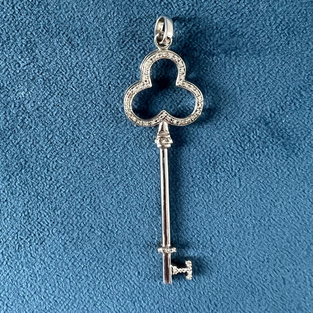 925 Sterling Silver and diamond key charm pendant - Picture 7 of 10